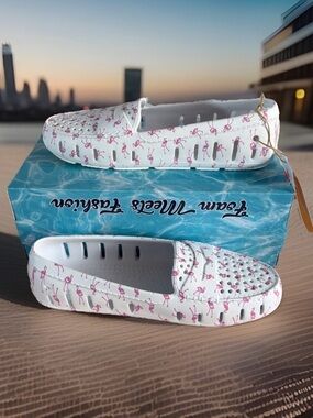 Floafers Women’s Size 9 White/Pink Flamingo Posh Driver Loafers. New in Box
